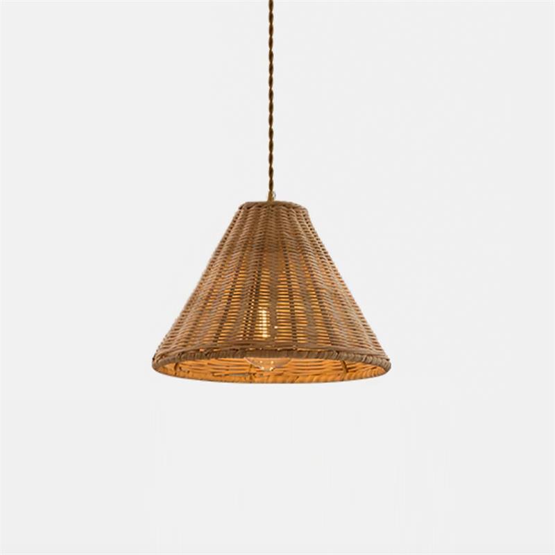 Pendel med rattanskærm og metalstel, kegleformet, naturlig minimalistisk