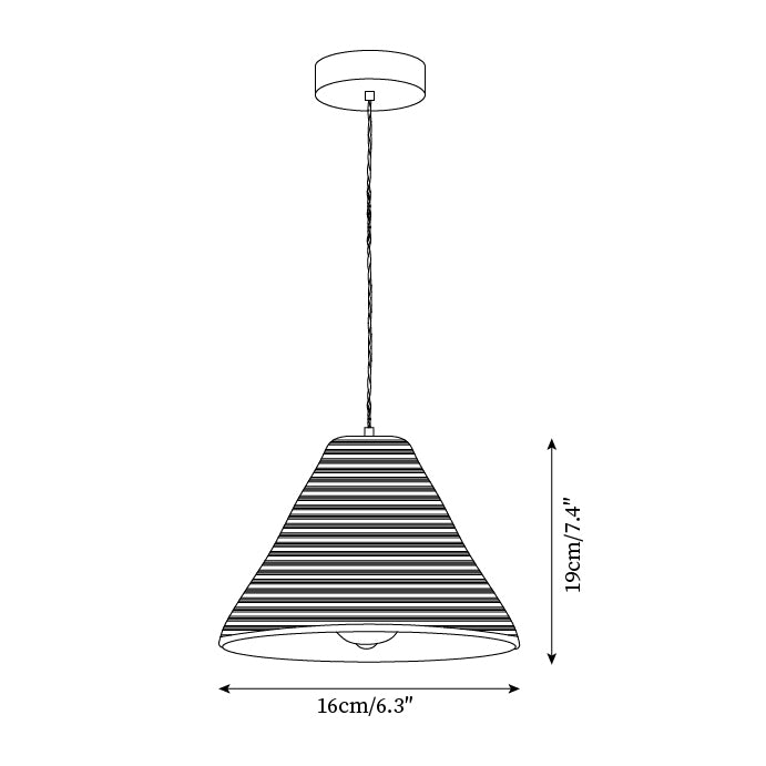 Pendel med rattanskærm og metalstel, kegleformet, naturlig minimalistisk