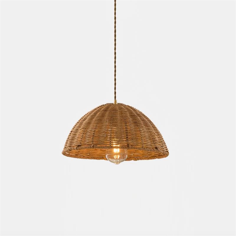 Pendel med rattanskærm og metalstel, kegleformet, naturlig minimalistisk
