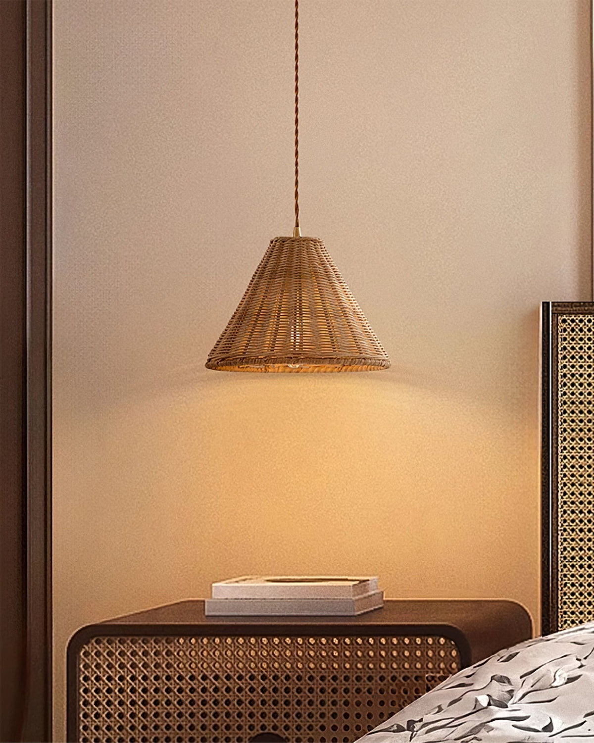 Pendel med rattanskærm og metalstel, kegleformet, naturlig minimalistisk