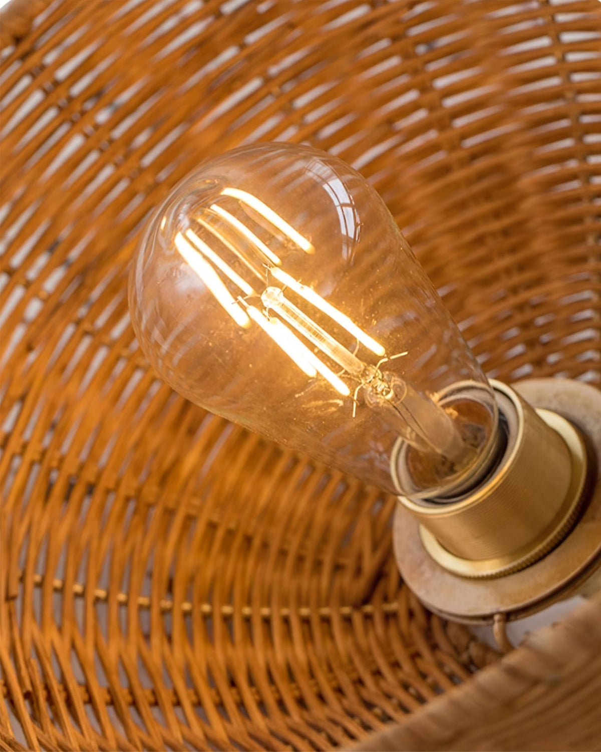 Pendel med rattanskærm og metalstel, kegleformet, naturlig minimalistisk