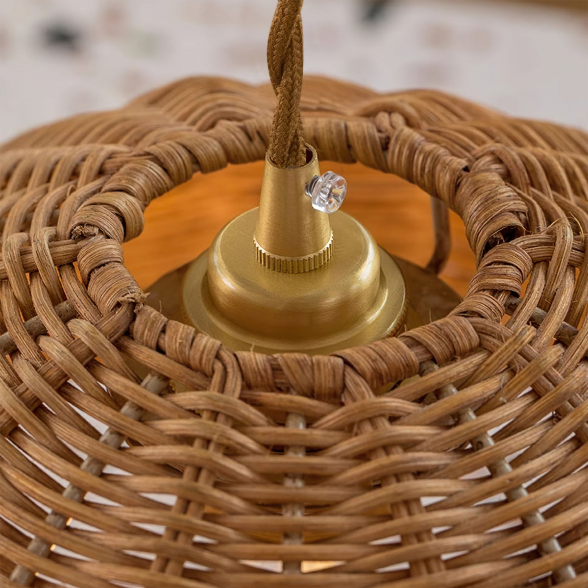 Pendel med rattanskærm og metalstel, kegleformet, naturlig minimalistisk