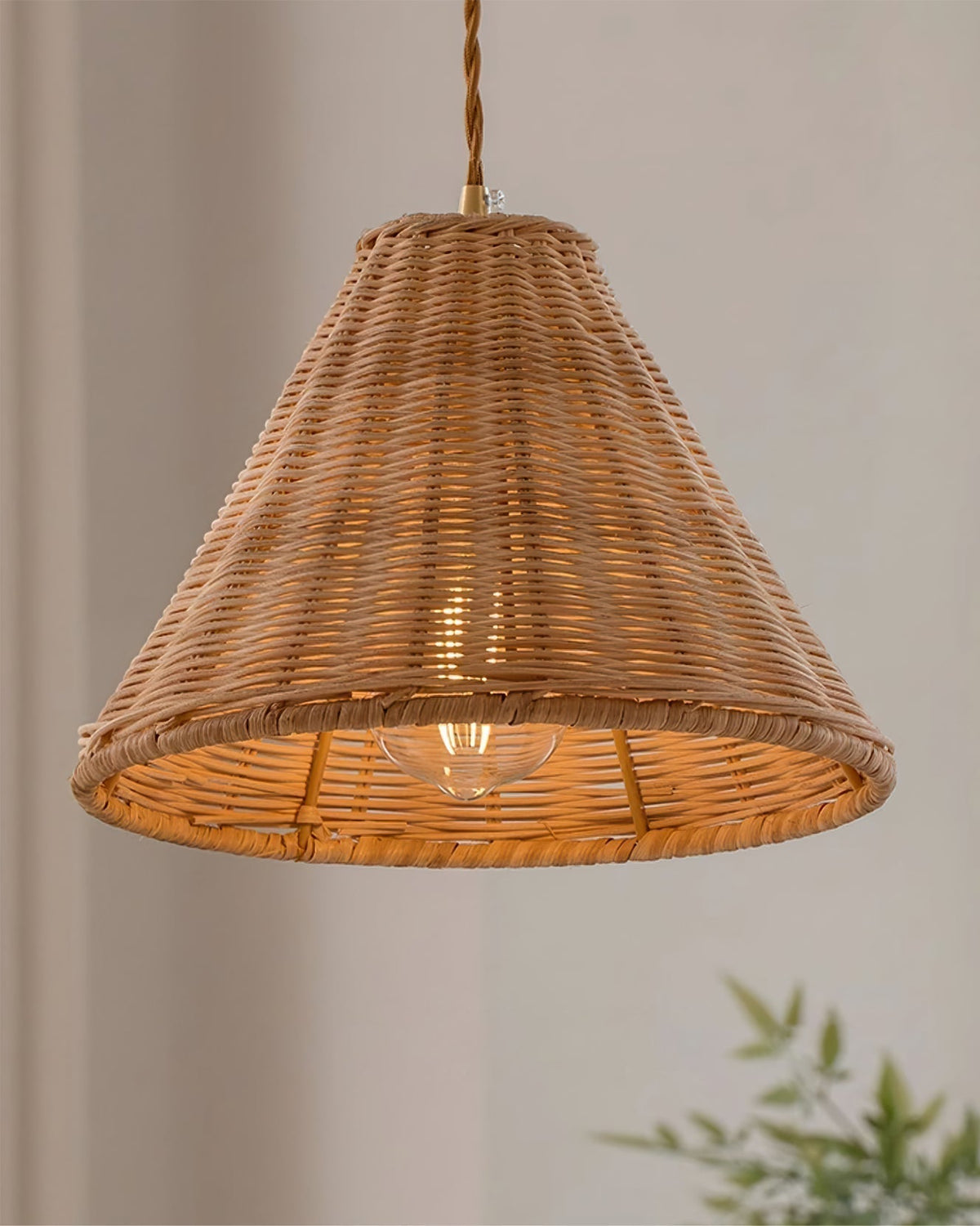 Pendel med rattanskærm og metalstel, kegleformet, naturlig minimalistisk