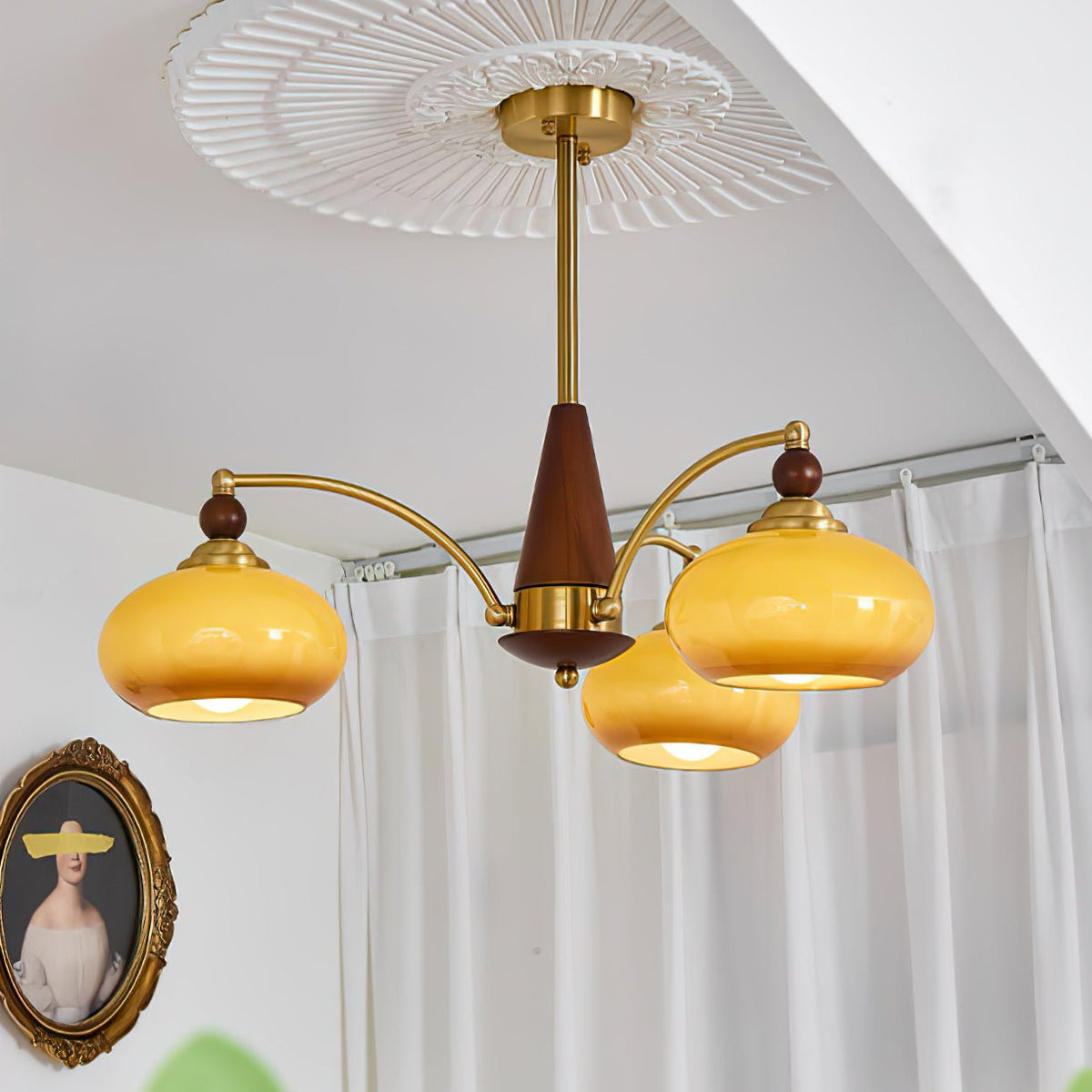 Candeeiro suspenso Vevely retro em vidro amarelo e latão