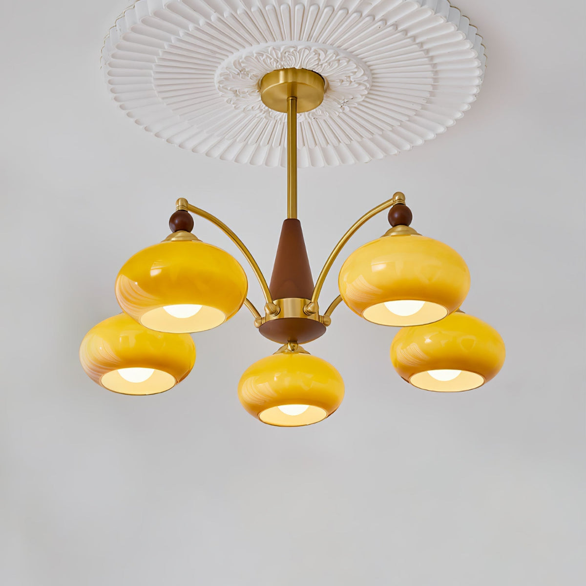 Candeeiro suspenso Vevely retro em vidro amarelo e latão