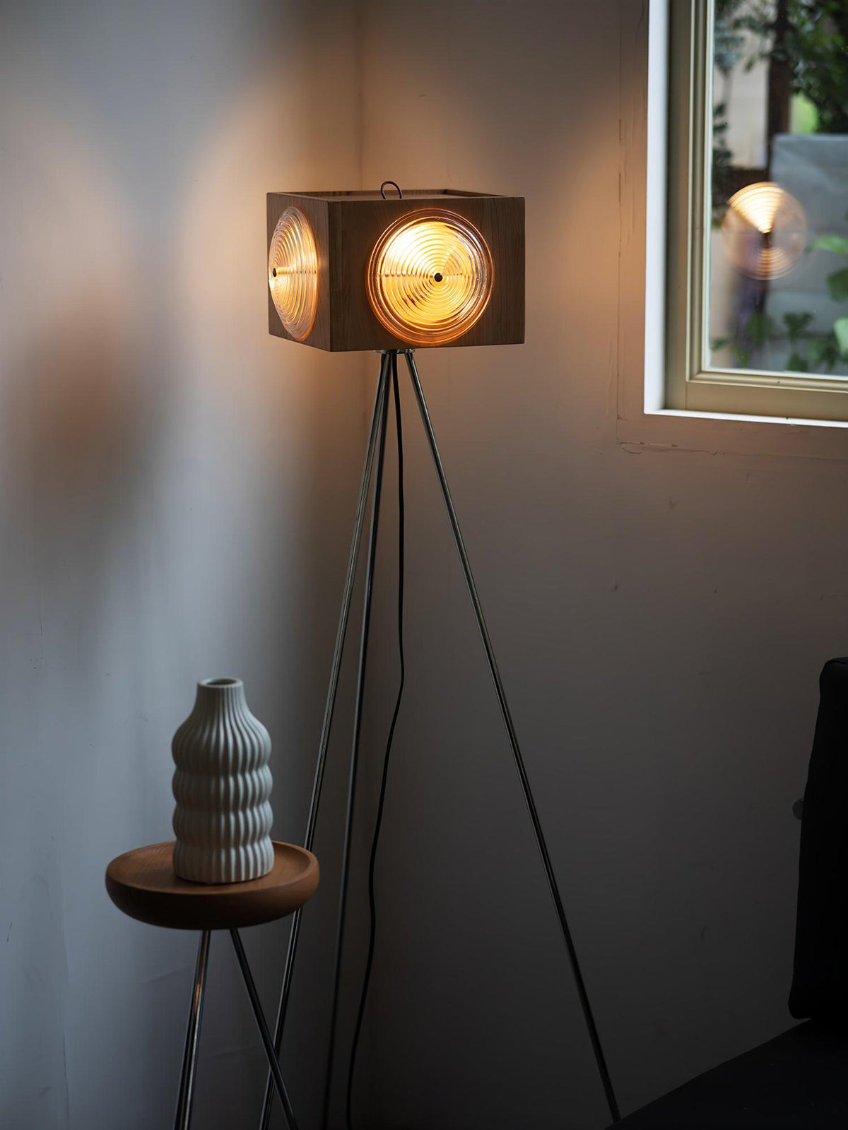 Vesoren gulvlampe i træ med treben