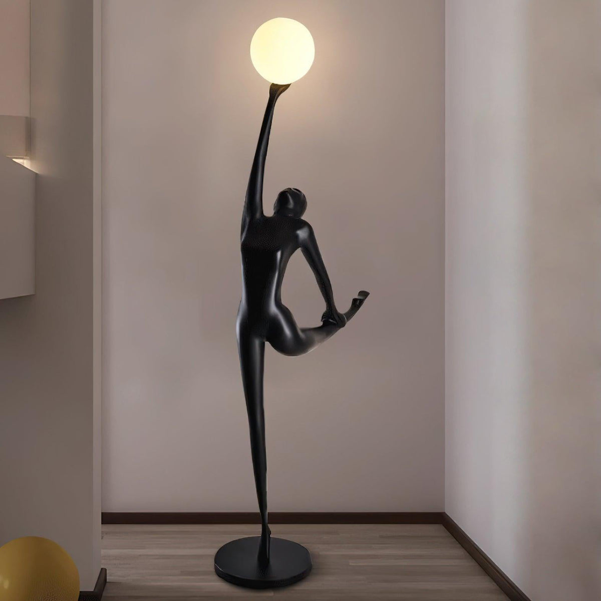 Lyrielle ballerina-gulvlampe i sort