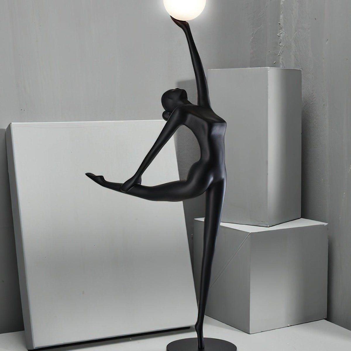 Lyrielle ballerina-gulvlampe i sort