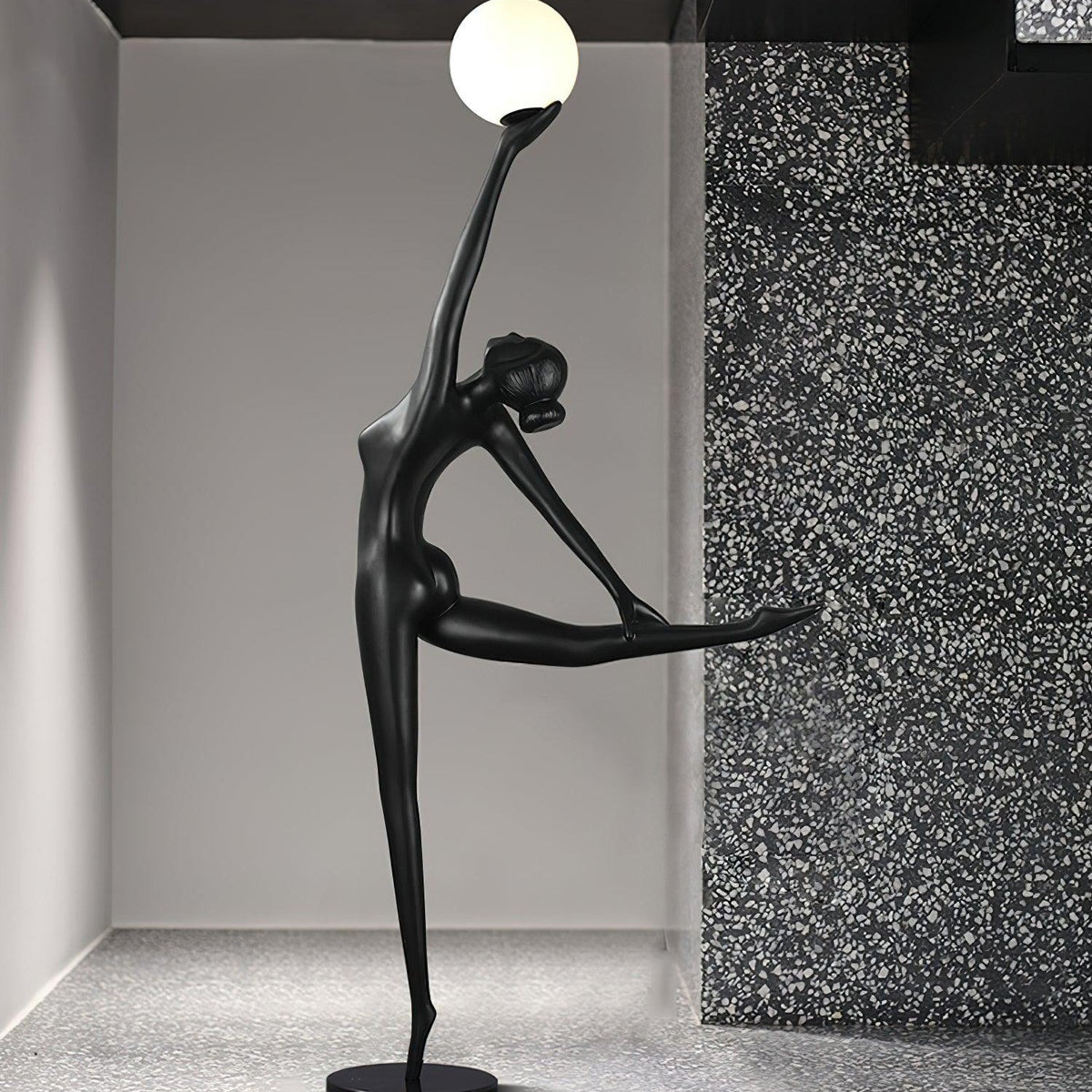 Lyrielle ballerina-gulvlampe i sort