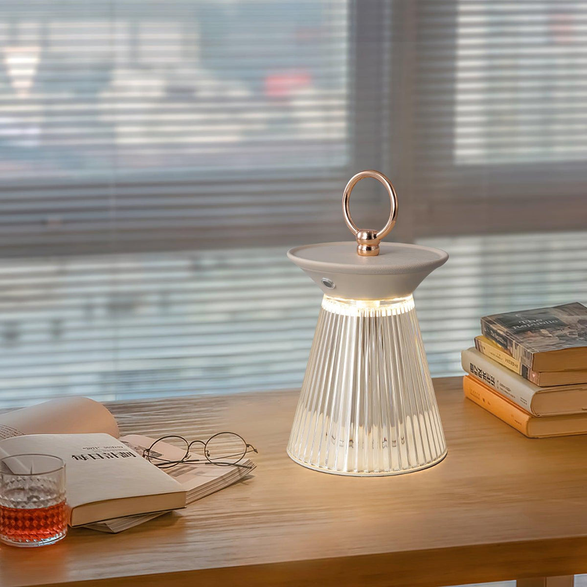 Auran moderne uigennemsigtig bordlampe