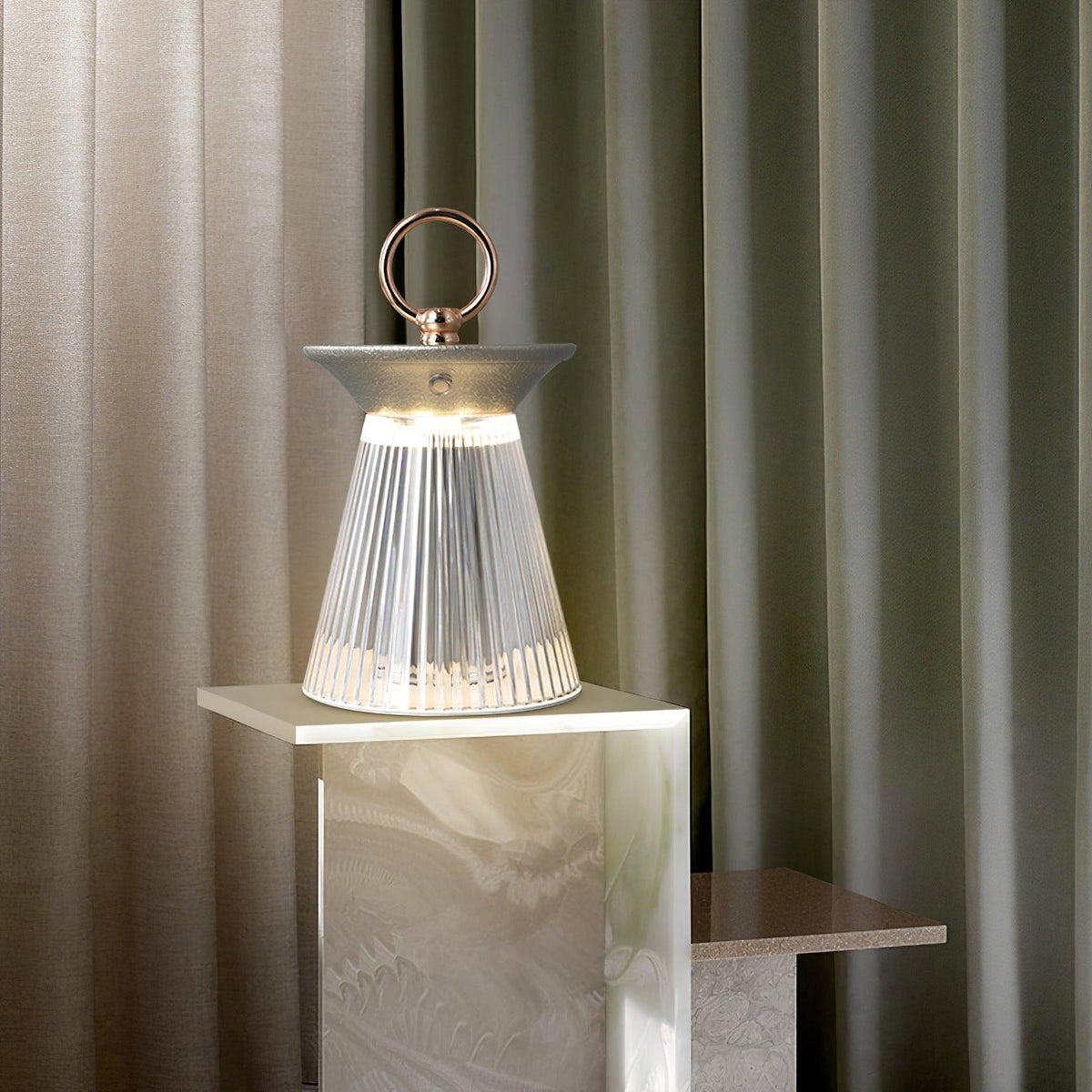 Auran moderne uigennemsigtig bordlampe