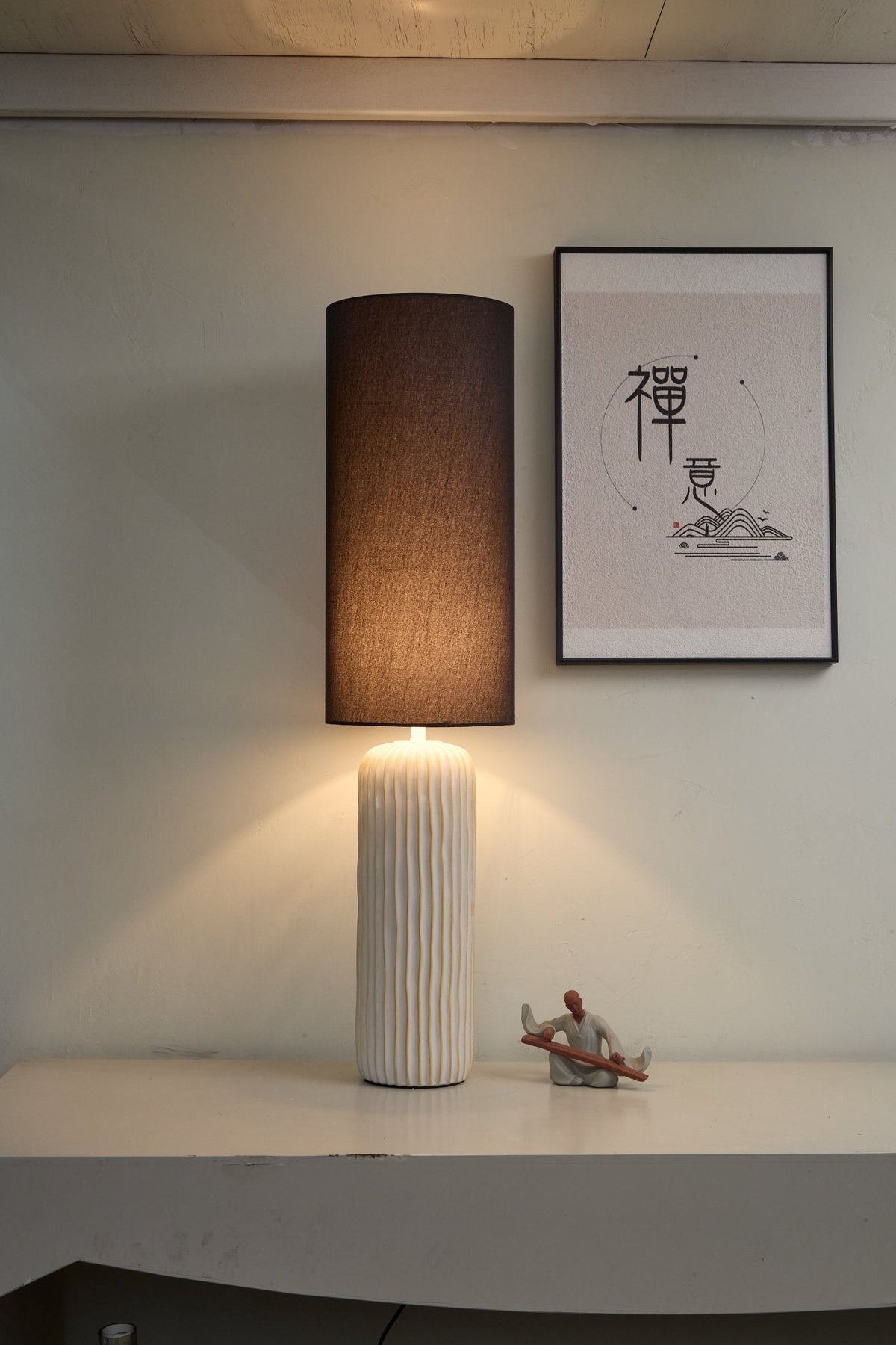 Bordlampe med riflet keramisk søjle
