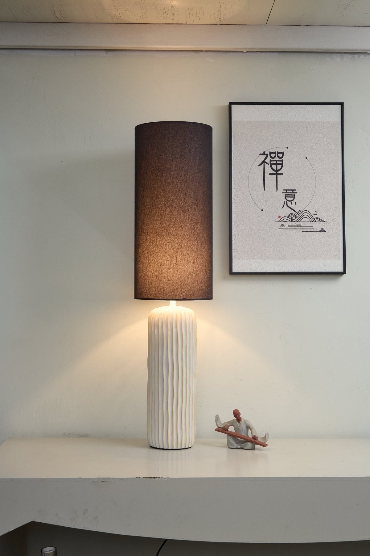 Bordlampe med riflet keramisk søjle
