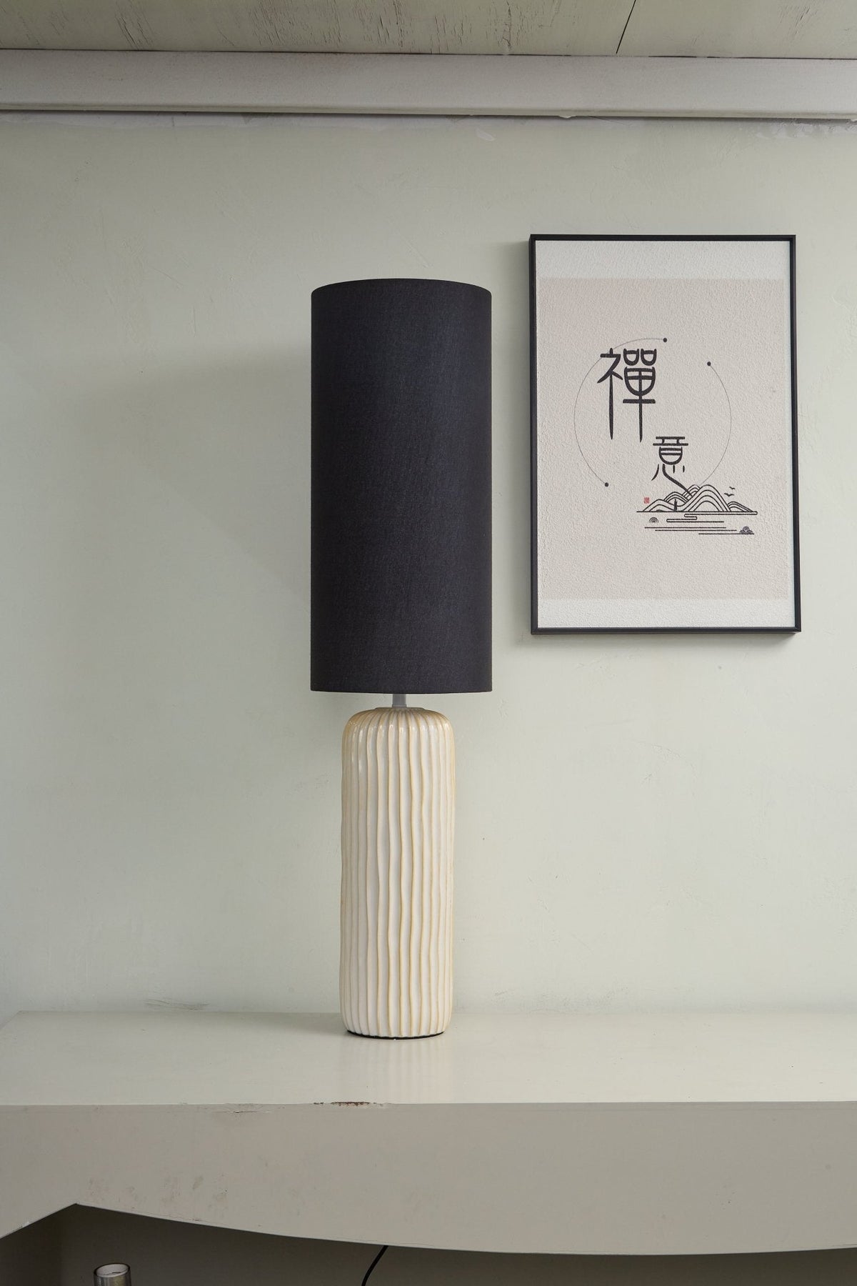 Bordlampe med riflet keramisk søjle
