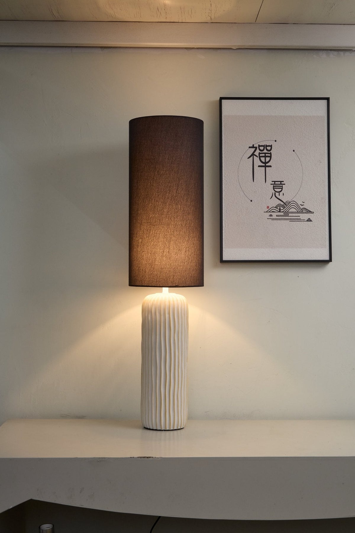 Bordlampe med riflet keramisk søjle