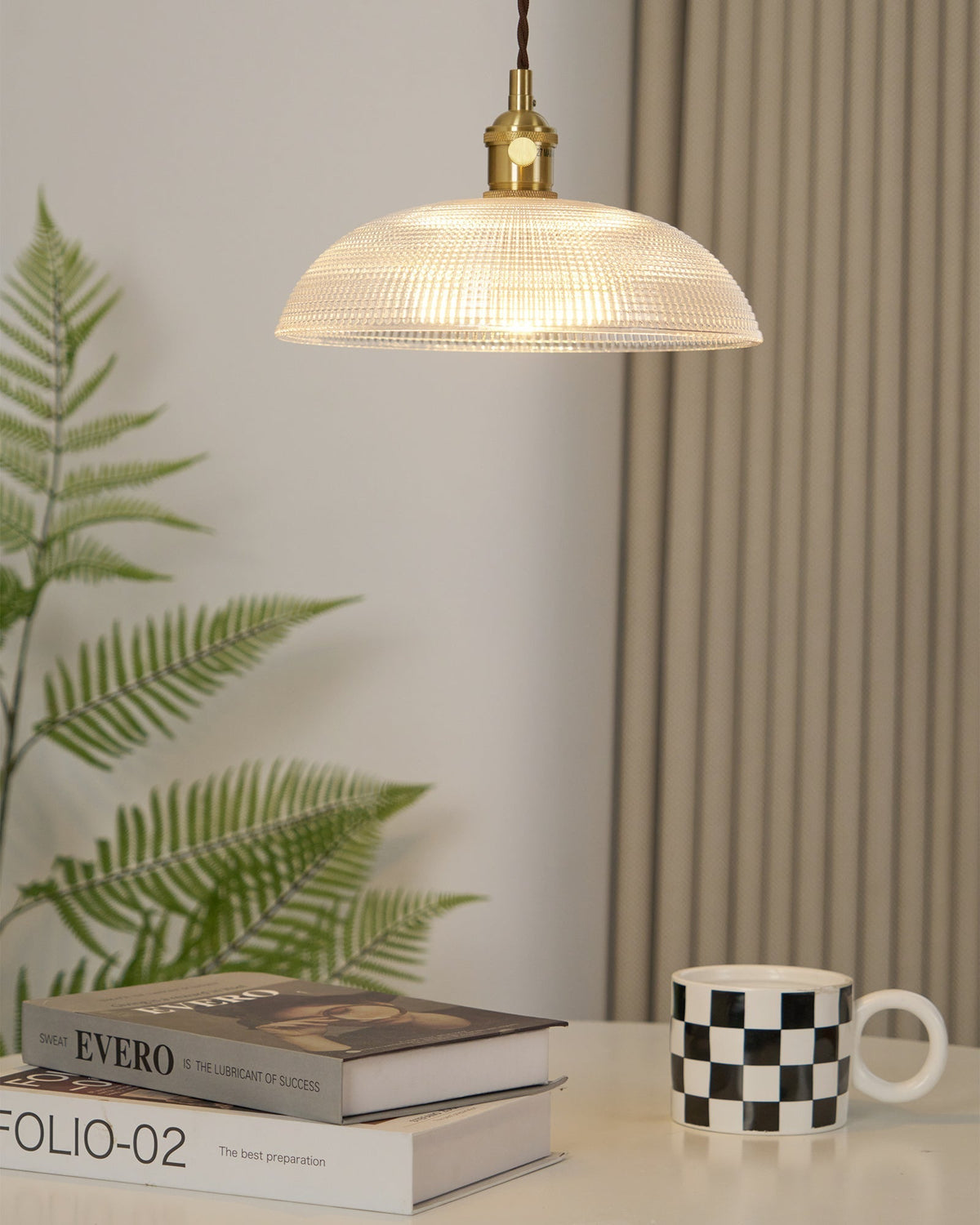 Crinel pendellampa i mässing och glas