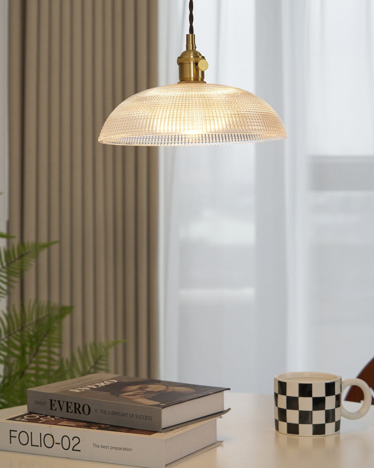 Crinel pendellampa i mässing och glas