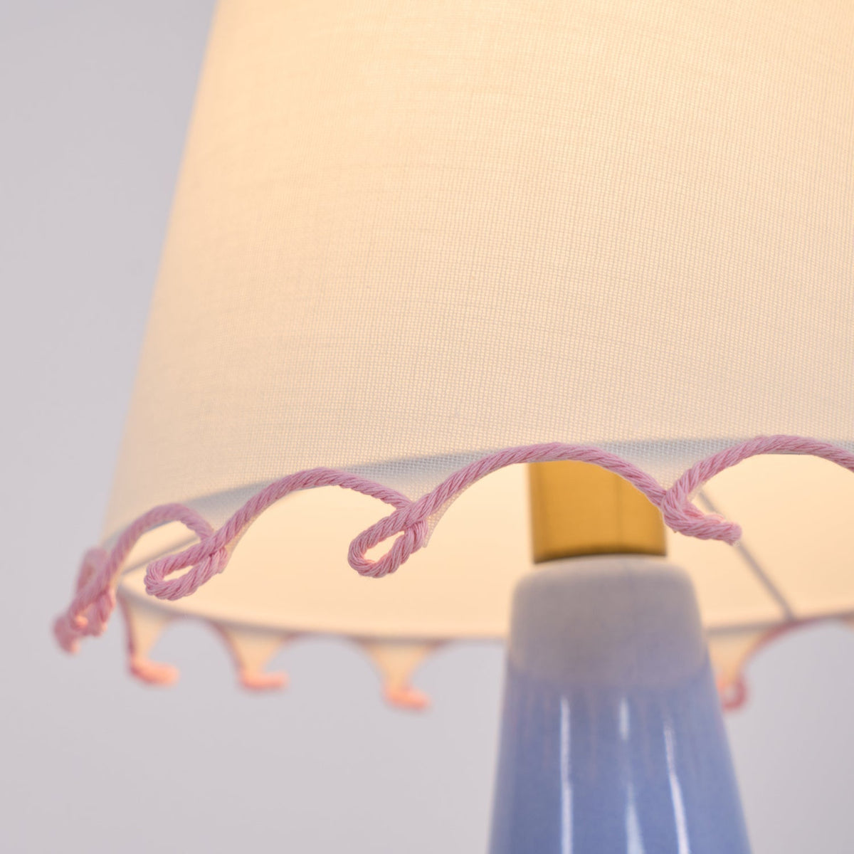 Rhett moderne keramisk bordlampe