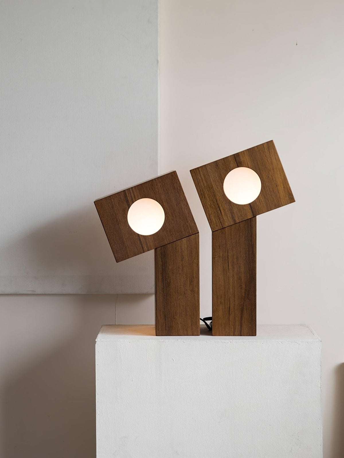 Candeeiro de mesa moderno em madeira Geo