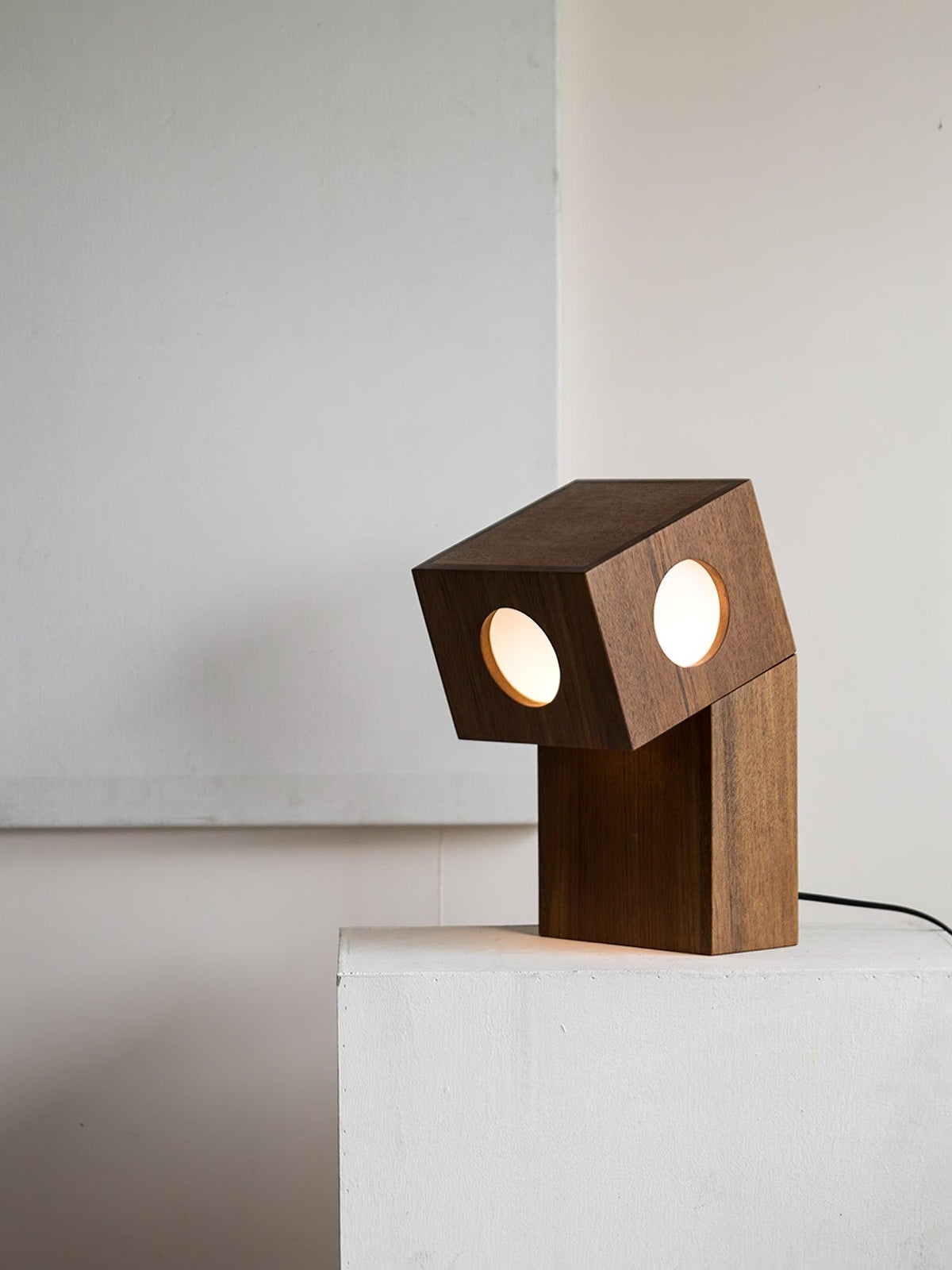 Candeeiro de mesa moderno em madeira Geo