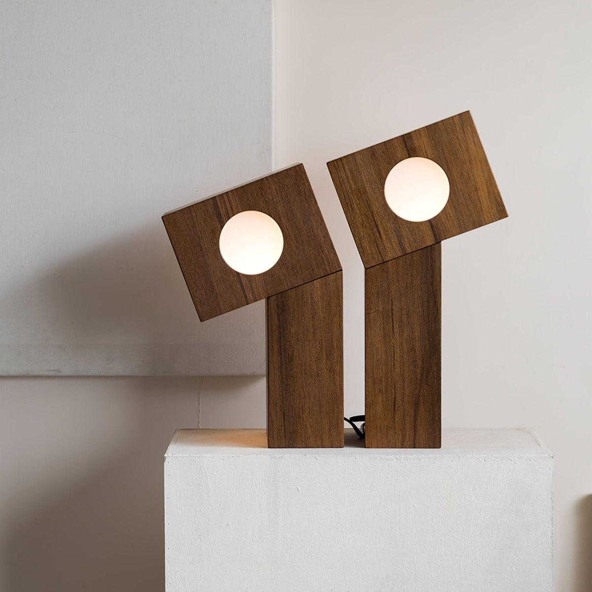 Candeeiro de mesa moderno em madeira Geo