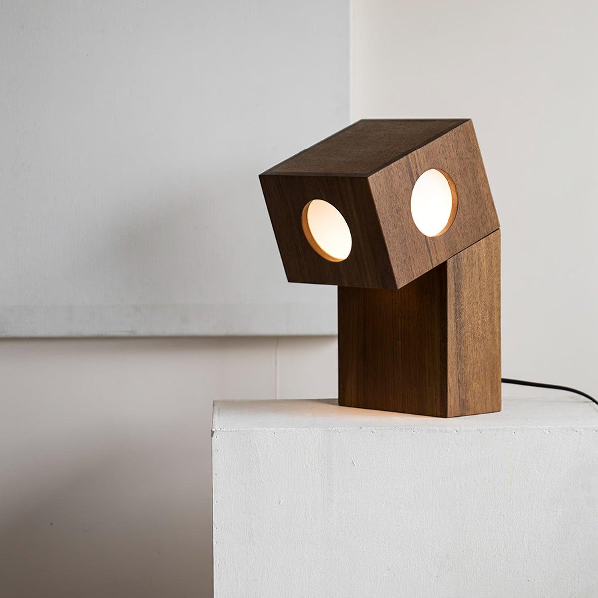 Candeeiro de mesa moderno em madeira Geo