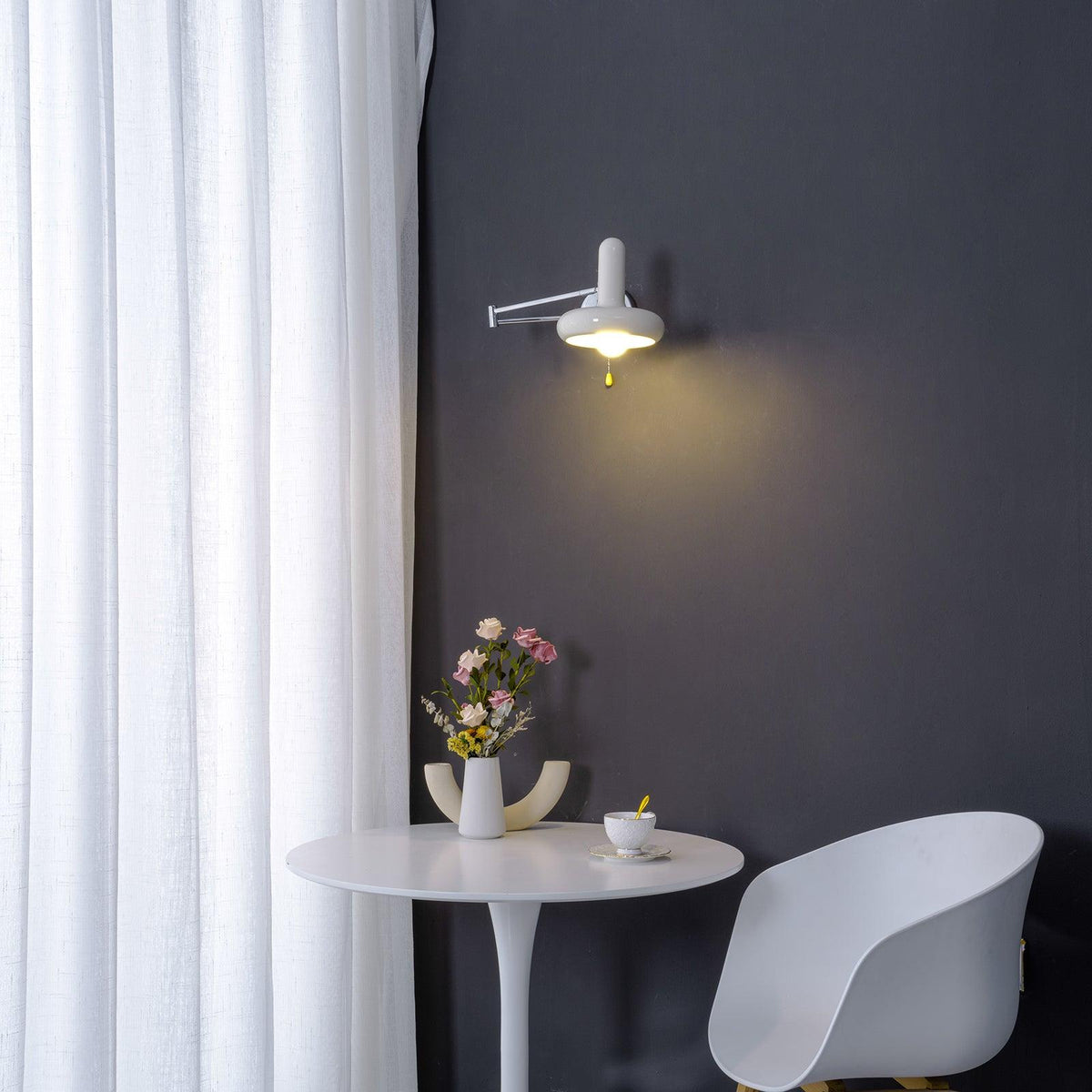 Ferinielle nordisk konstnärlig vägglampa i metall