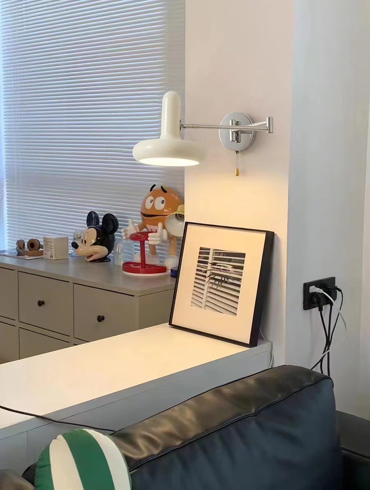 Ferinielle nordisk konstnärlig vägglampa i metall