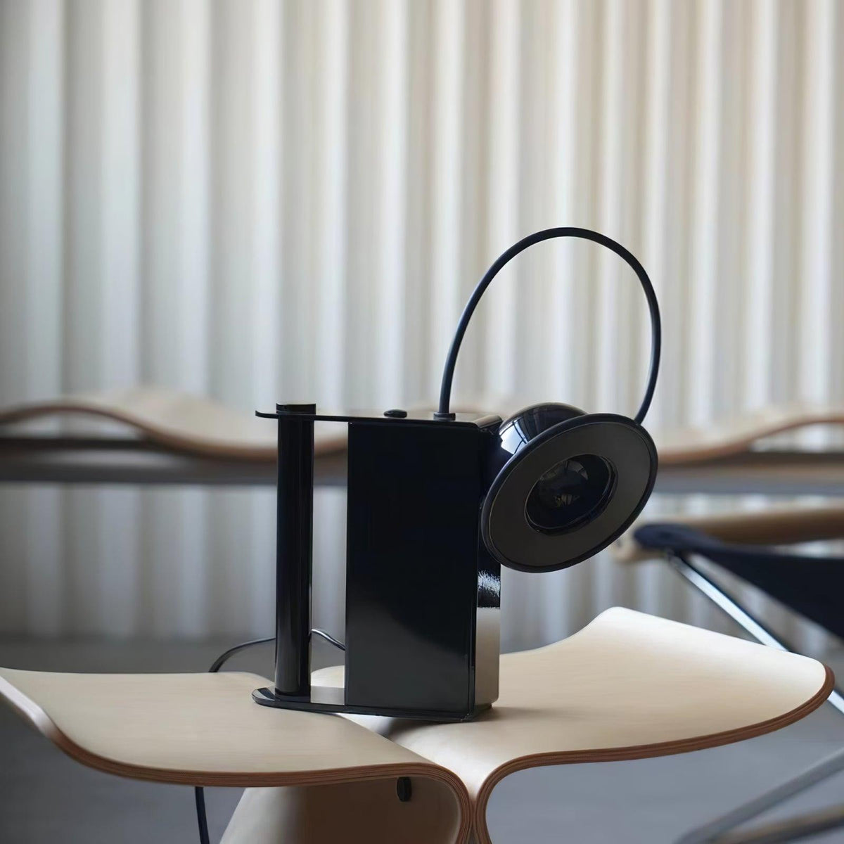 Clavon futuristinen pöytävalaisin