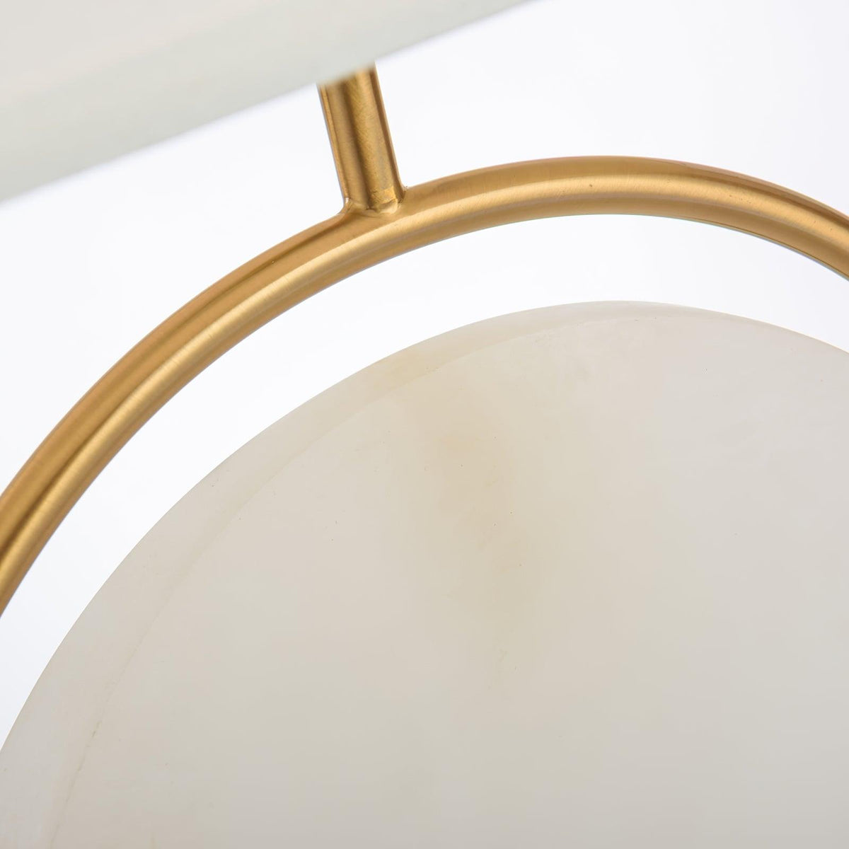 Cirilina bordlampe med ringfod i alabast