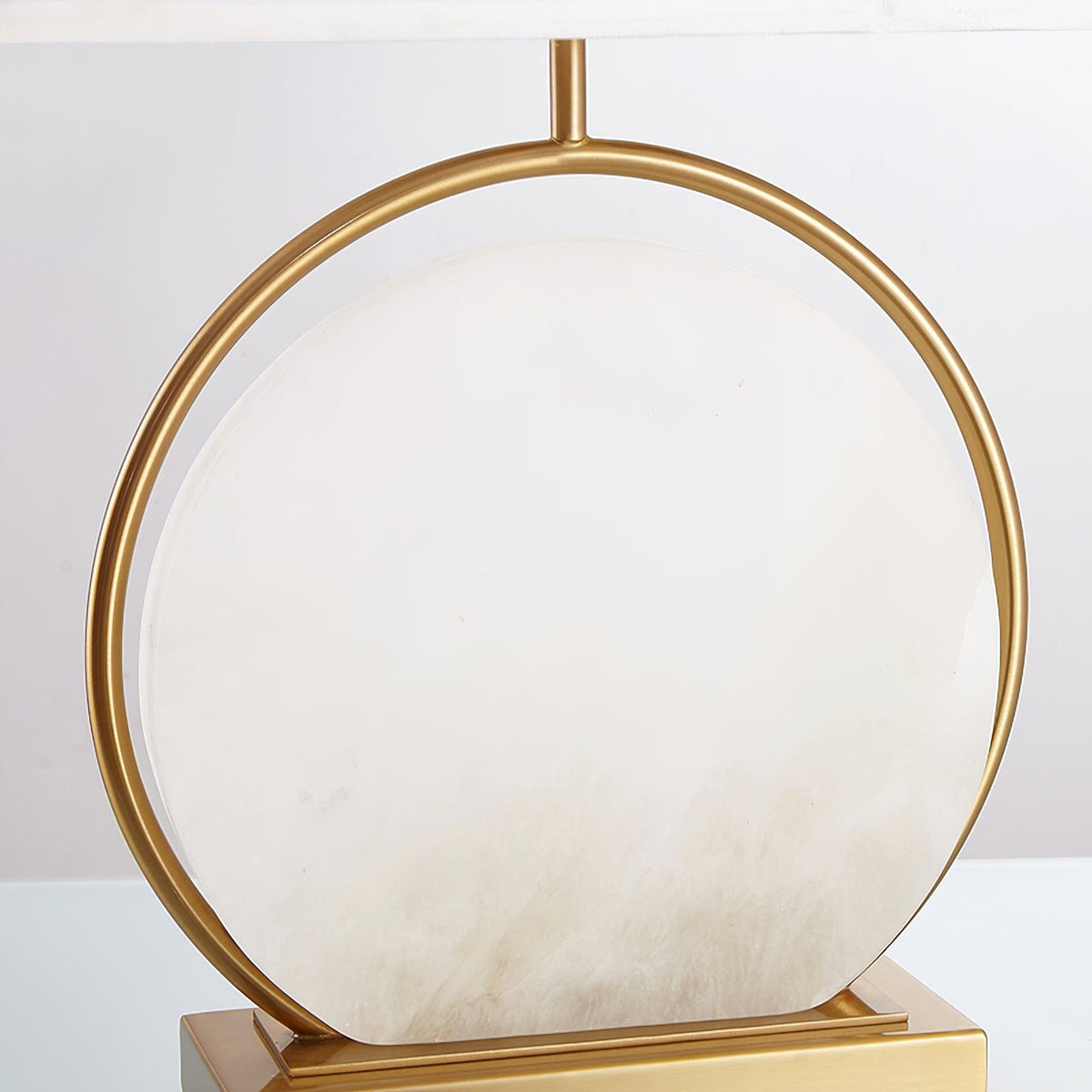 Cirilina bordlampe med ringfod i alabast