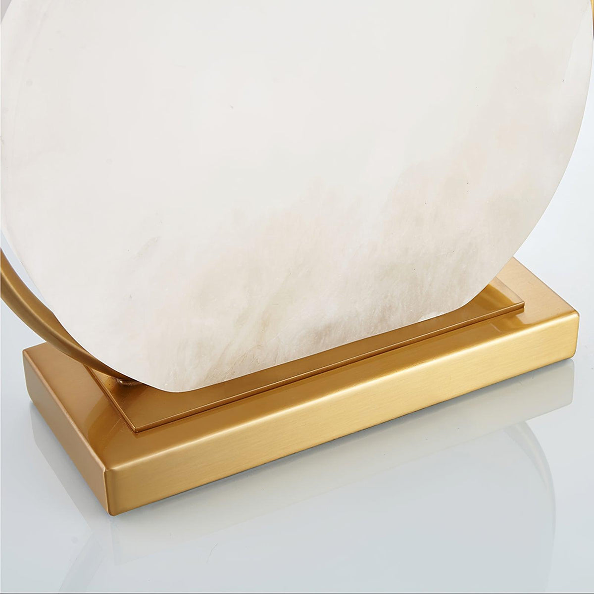 Cirilina bordlampe med ringfod i alabast