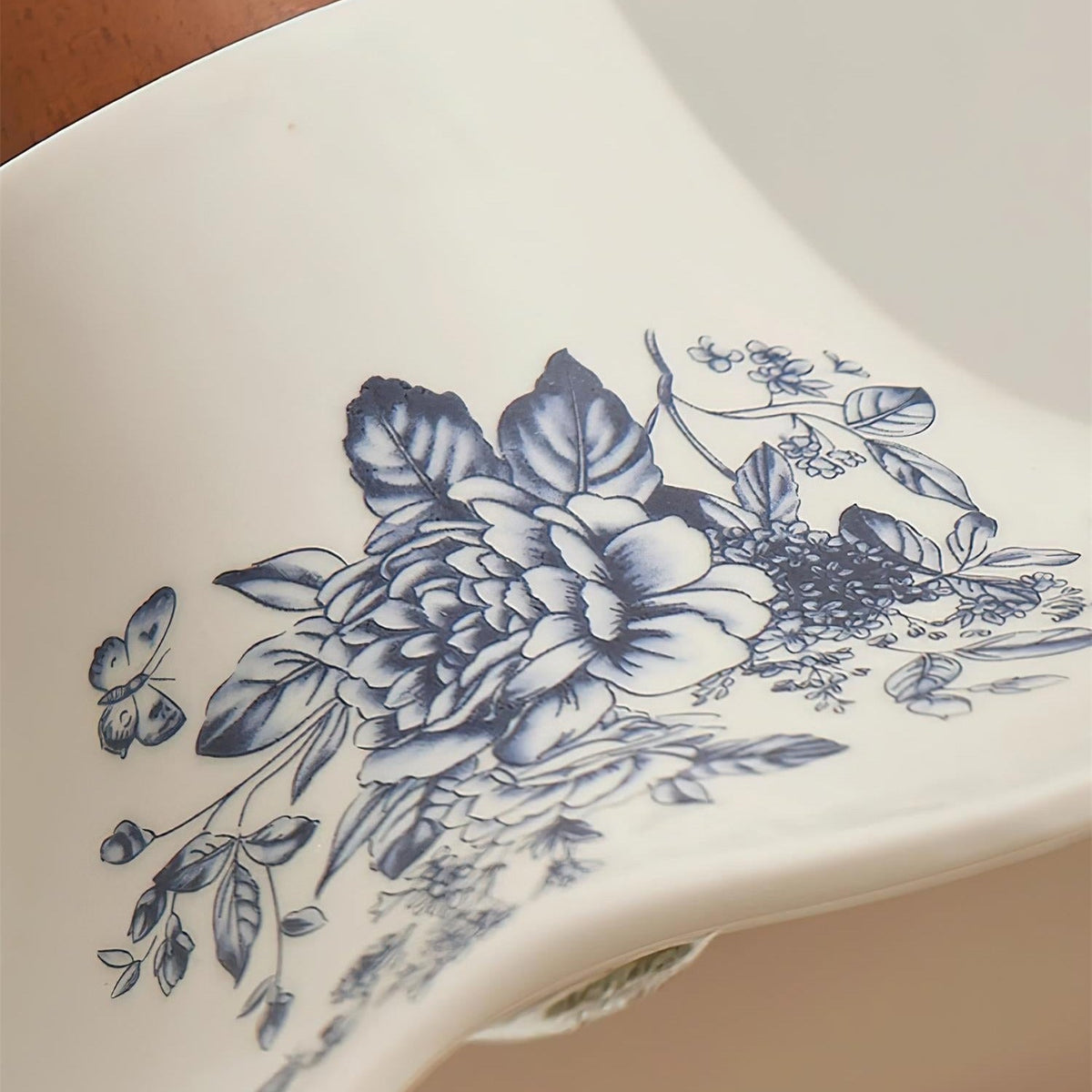 Pendellampor i porslin med blomsterdesign