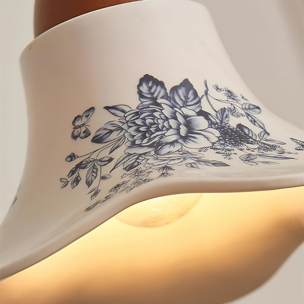 Pendellampor i porslin med blomsterdesign
