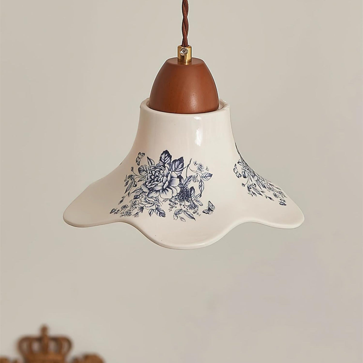 Pendellampor i porslin med blomsterdesign