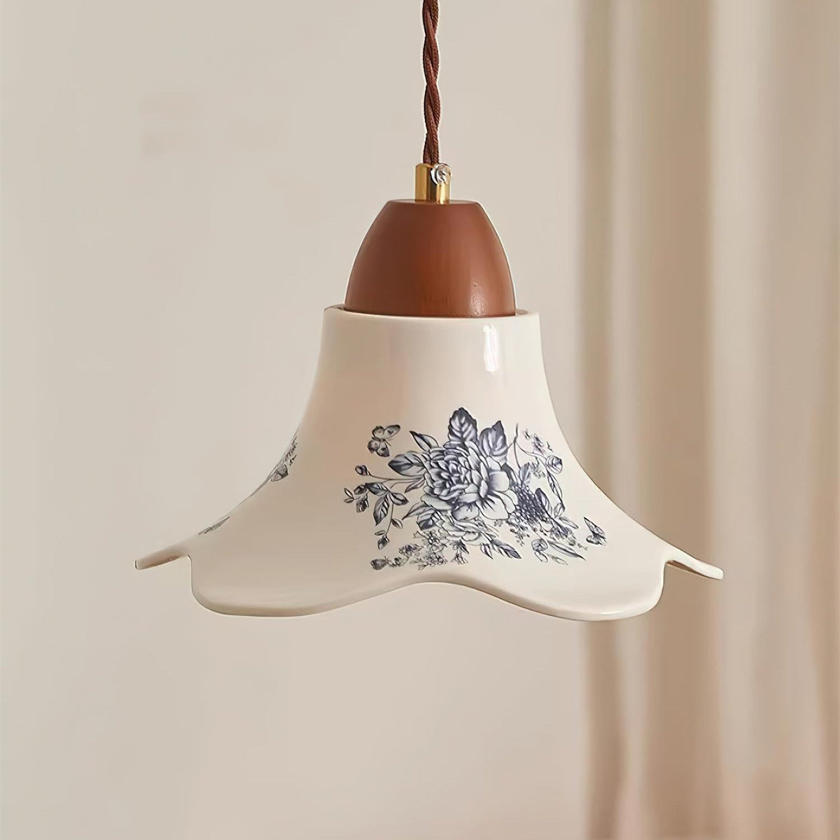 Pendellampor i porslin med blomsterdesign