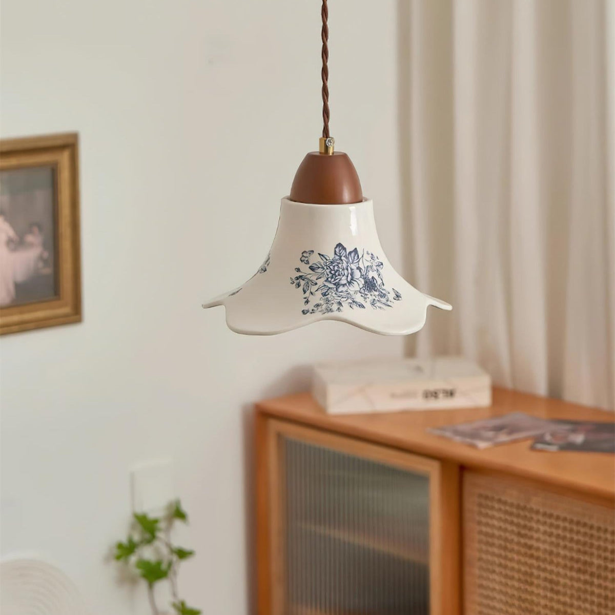 Pendellampor i porslin med blomsterdesign