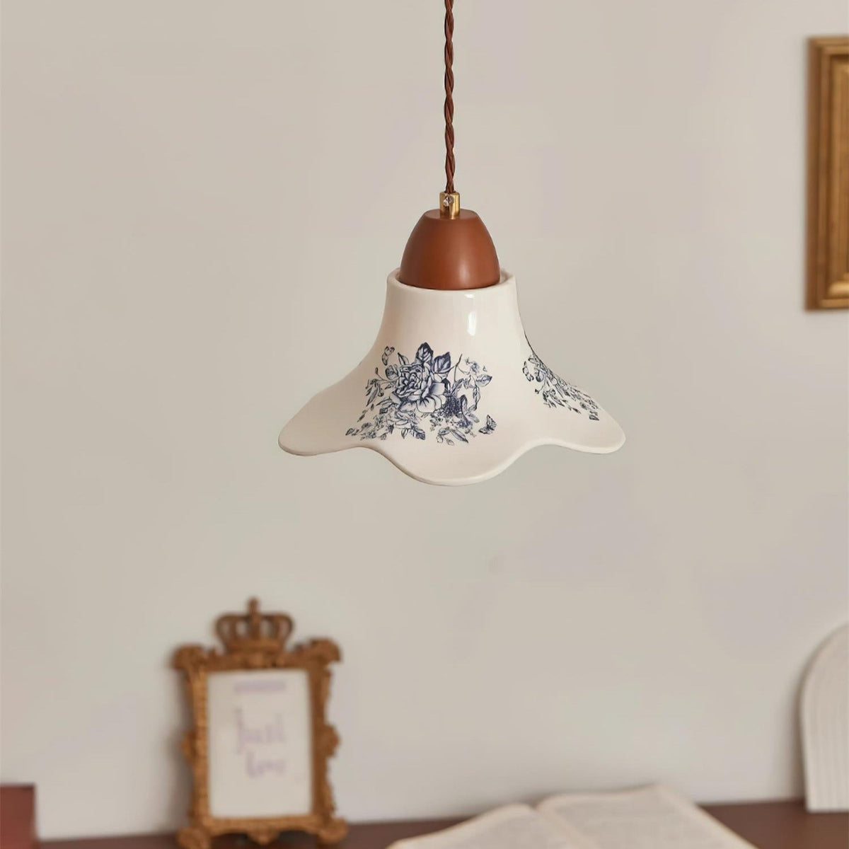 Pendellampor i porslin med blomsterdesign