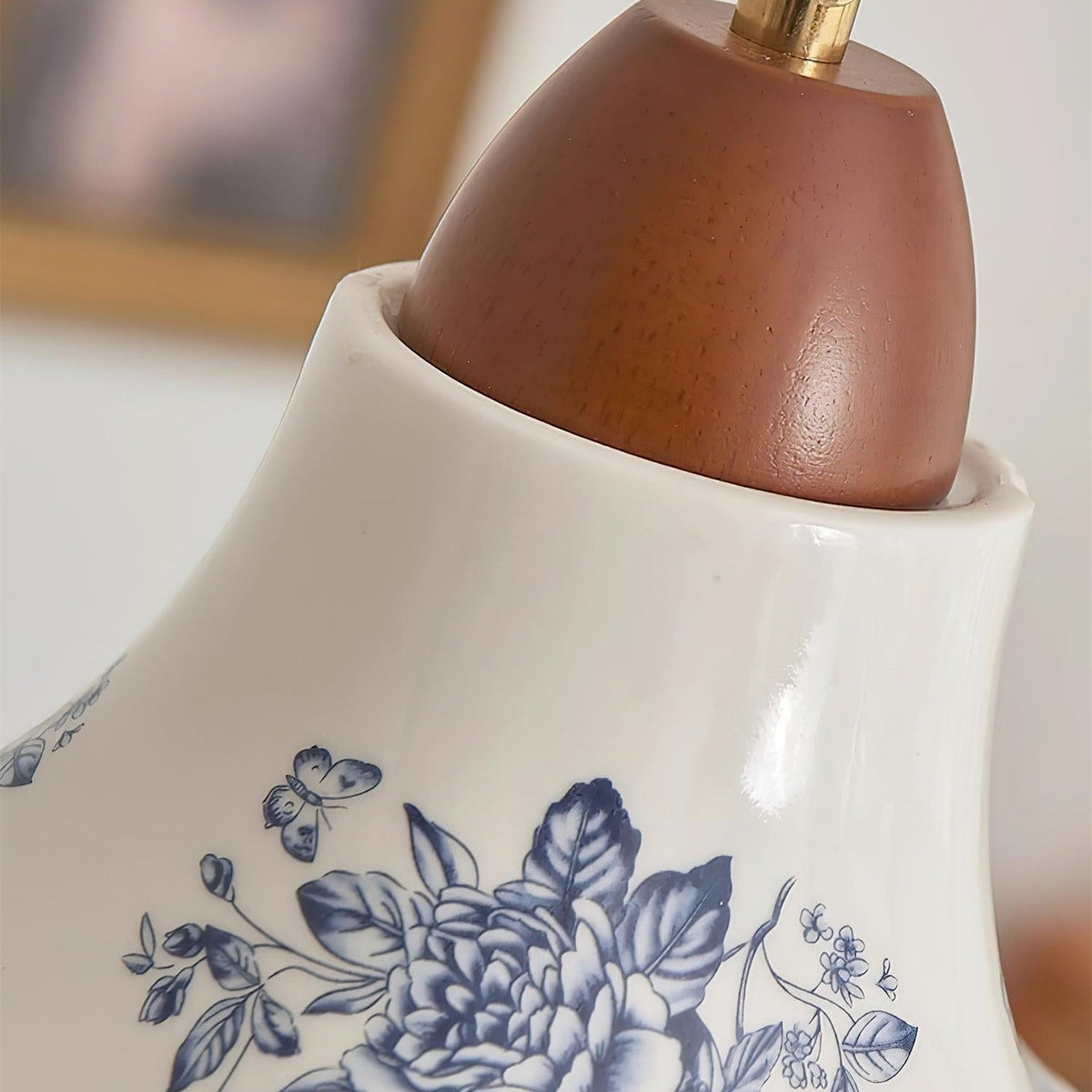 Pendellampor i porslin med blomsterdesign