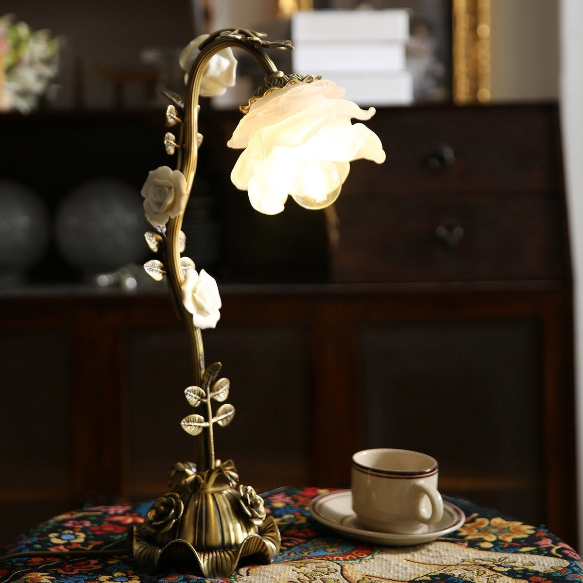 Liorarena blommig bordslampa