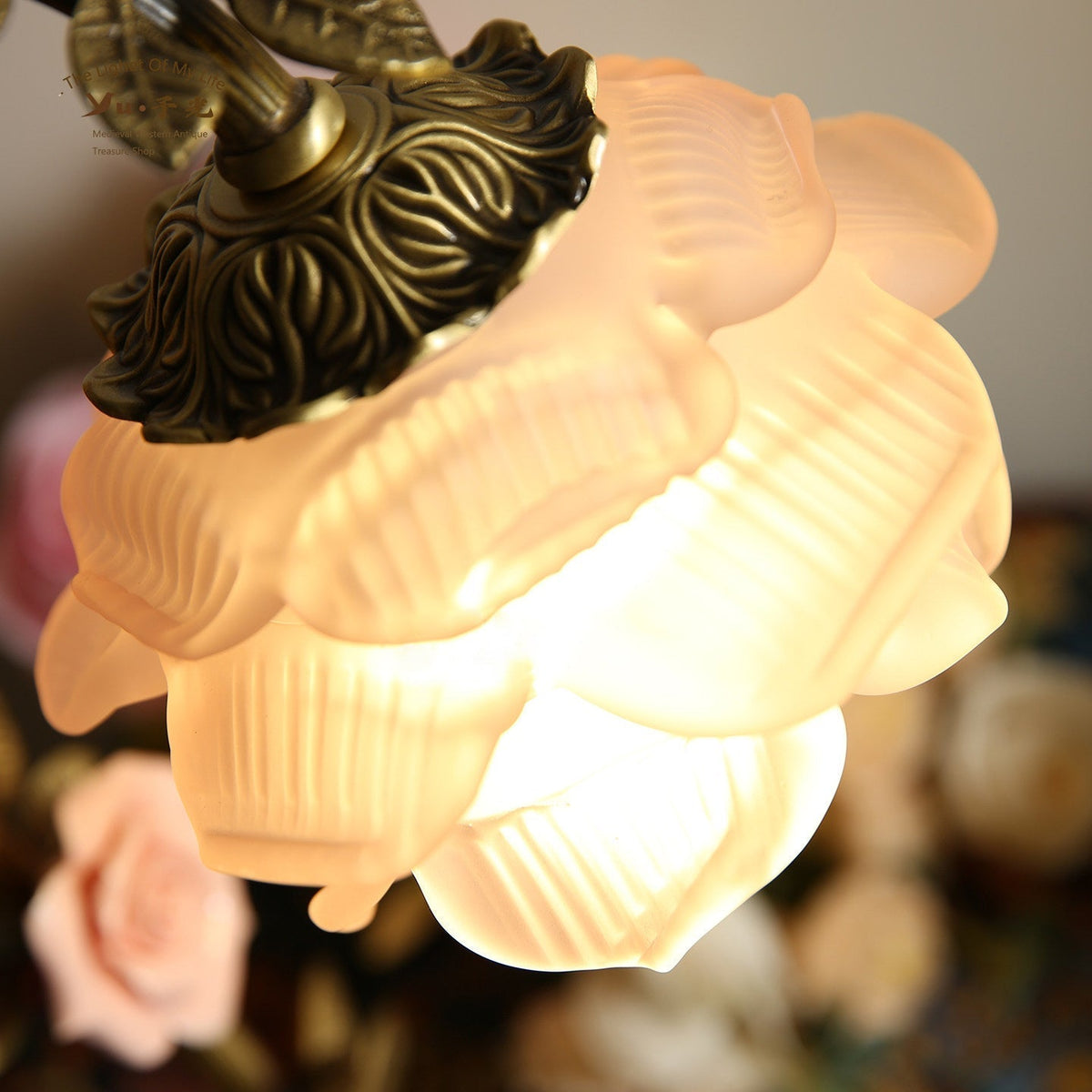 Liorarena blommig bordslampa