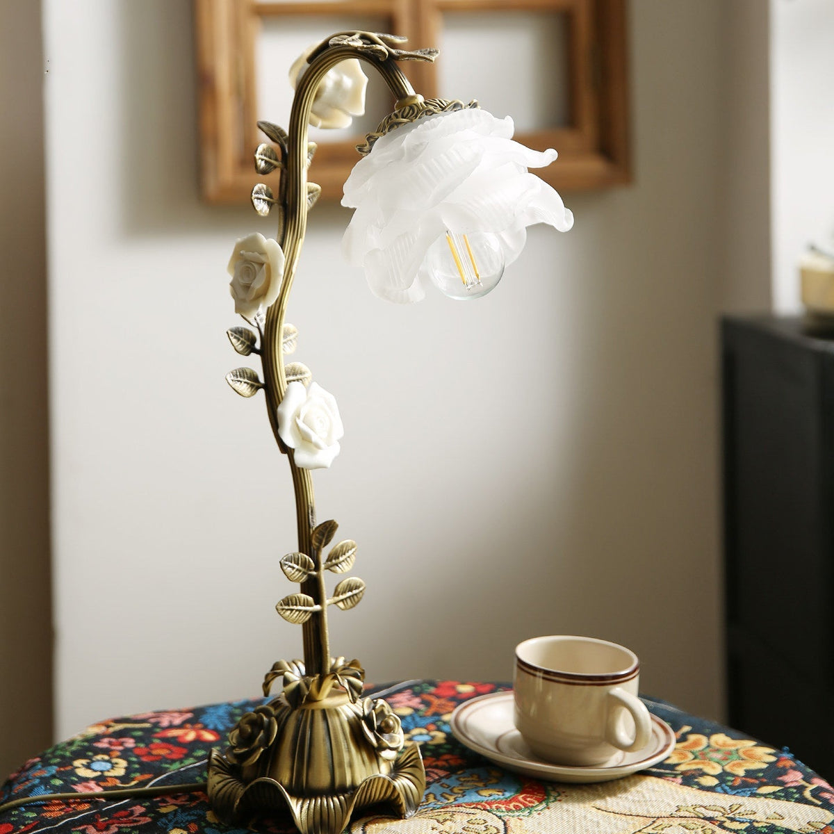 Liorarena blommig bordslampa