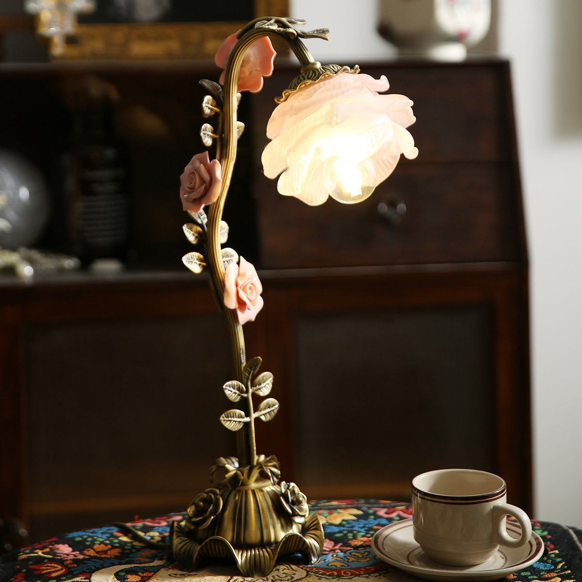 Liorarena blommig bordslampa