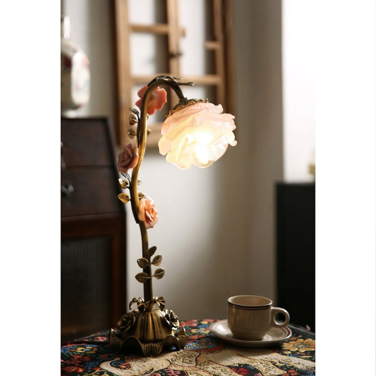 Liorarena blommig bordslampa