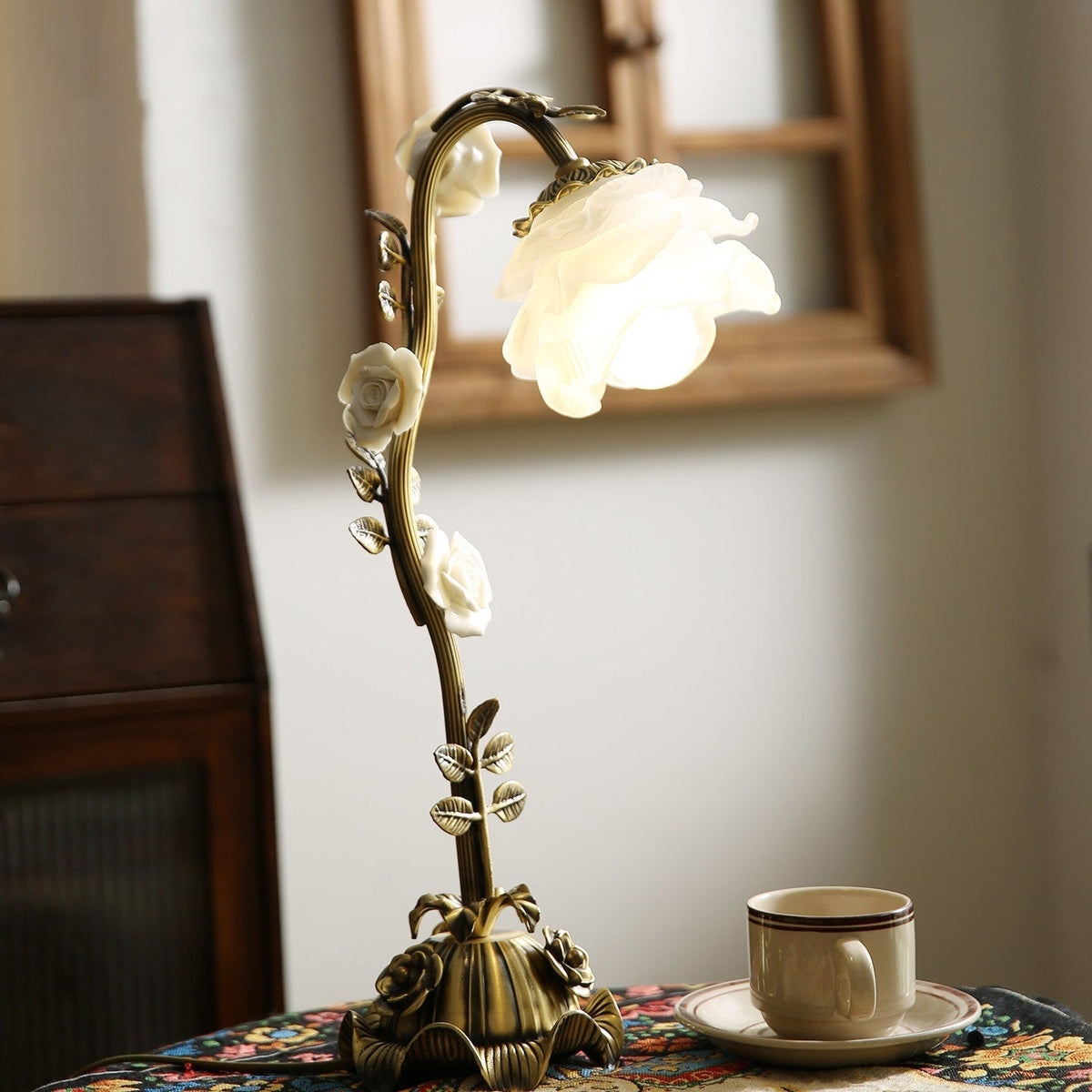 Liorarena blommig bordslampa