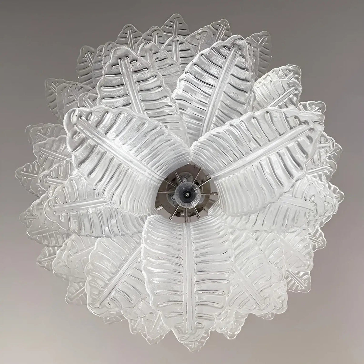 Eirineon lysekrone med klare glasblade, kaskaderende og elegant