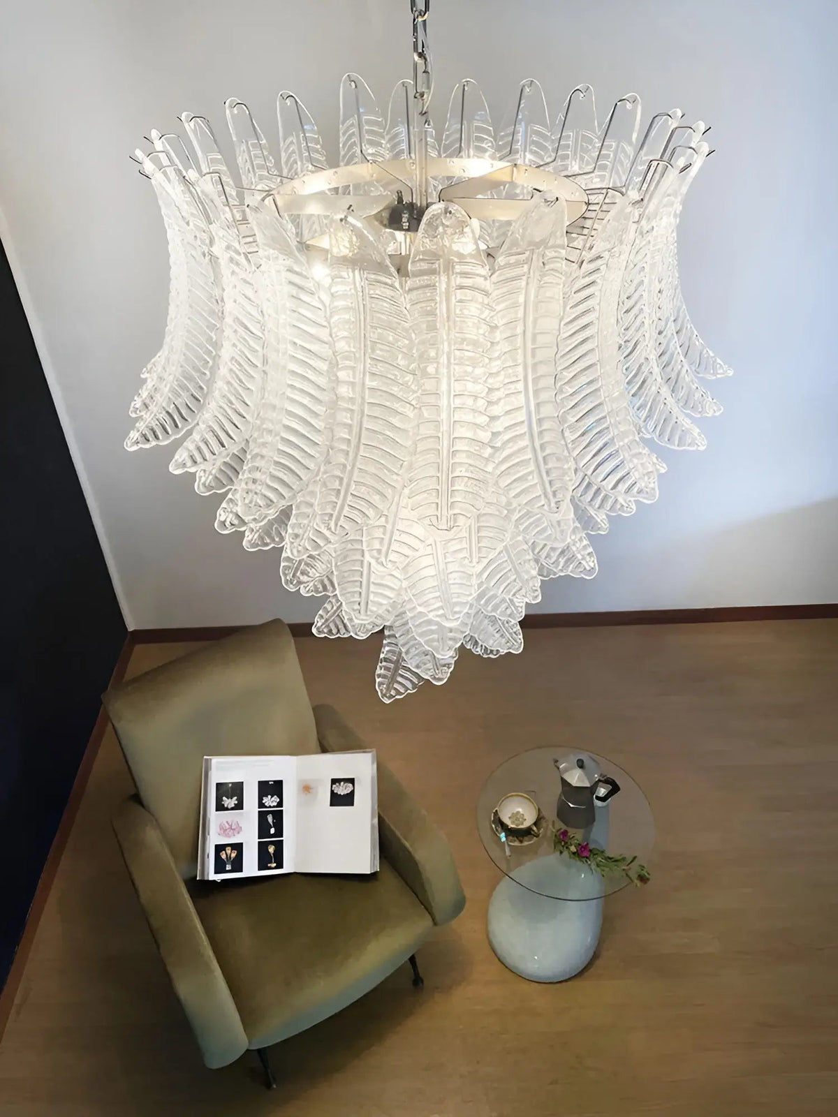 Eirineon lysekrone med klare glasblade, kaskaderende og elegant