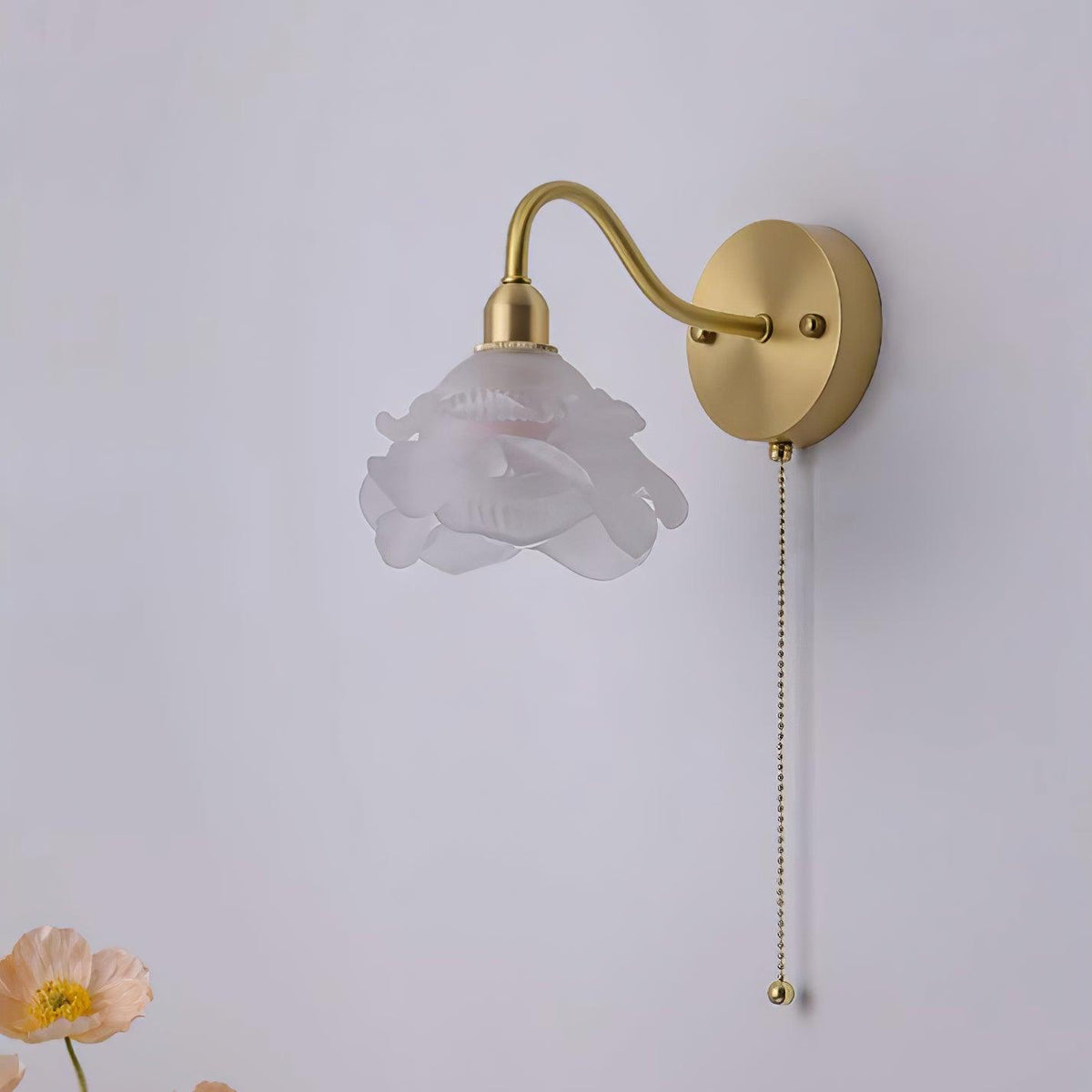 Luz de parede artística nórdica de latão, vidro e rosa Aneris