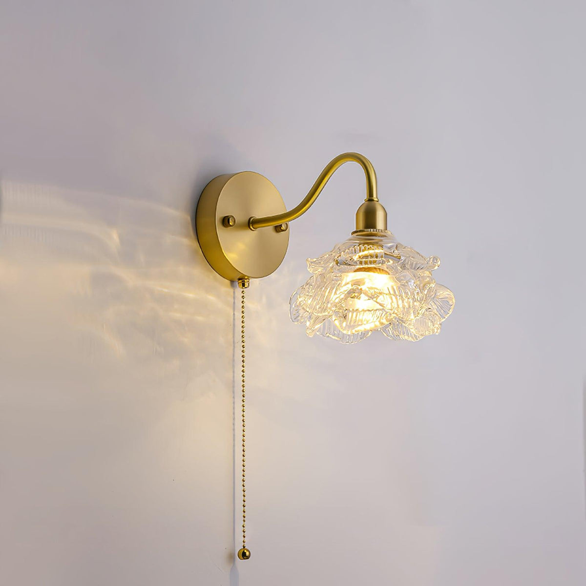 Luz de parede artística nórdica de latão, vidro e rosa Aneris