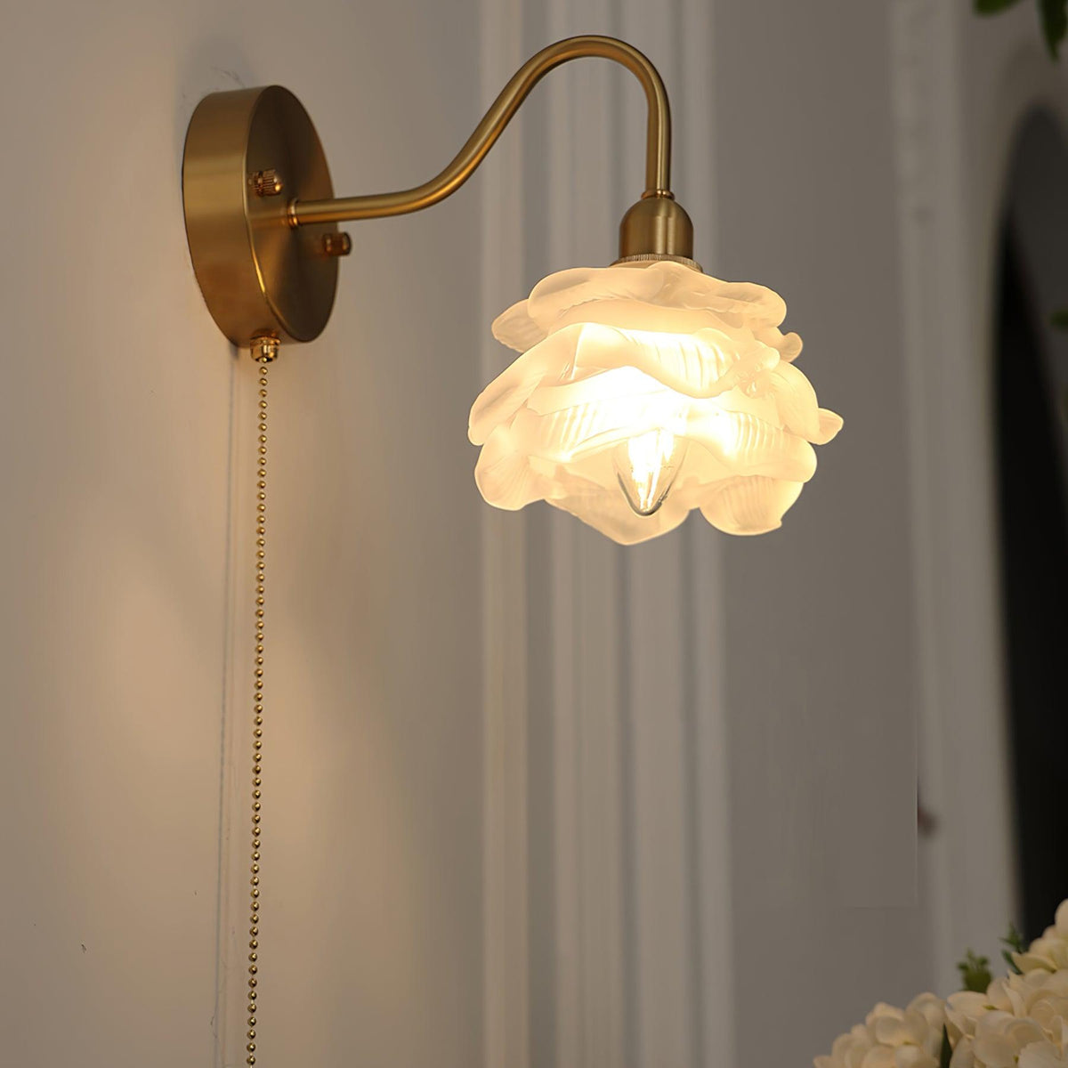 Luz de parede artística nórdica de latão, vidro e rosa Aneris
